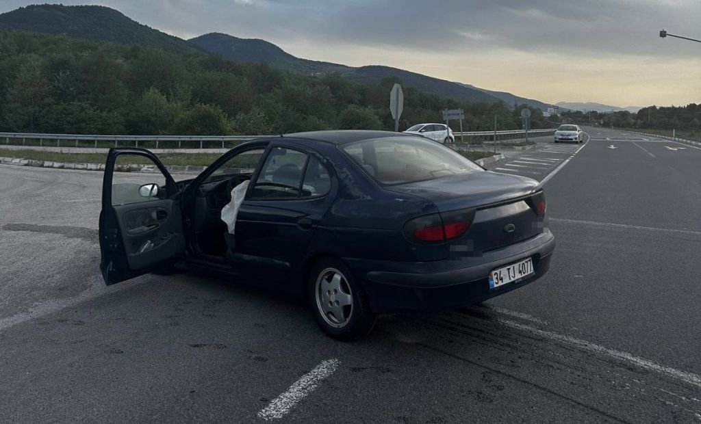 KAVŞAKTA  İKİ OTOMOBİL ÇARPIŞTI: 2 YARALI