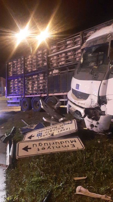 KAVŞAKTA TIRLA OTOMOBİL ÇARPIŞTI: 1 YARALI