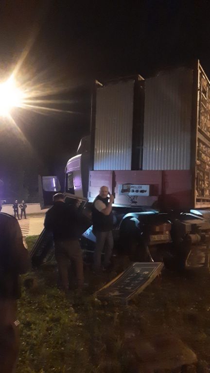 KAVŞAKTA TIRLA OTOMOBİL ÇARPIŞTI: 1 YARALI