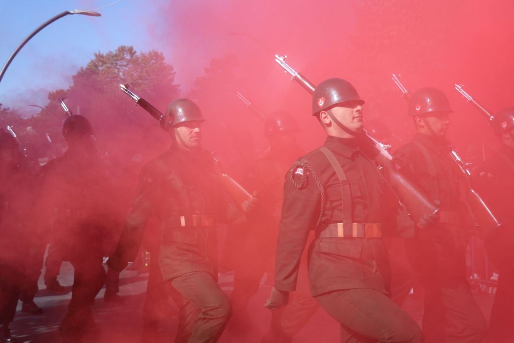 KOMANDOLAR MARŞLAR VE AYAK SESLERİYLE CADDEYİ İNLETTİ