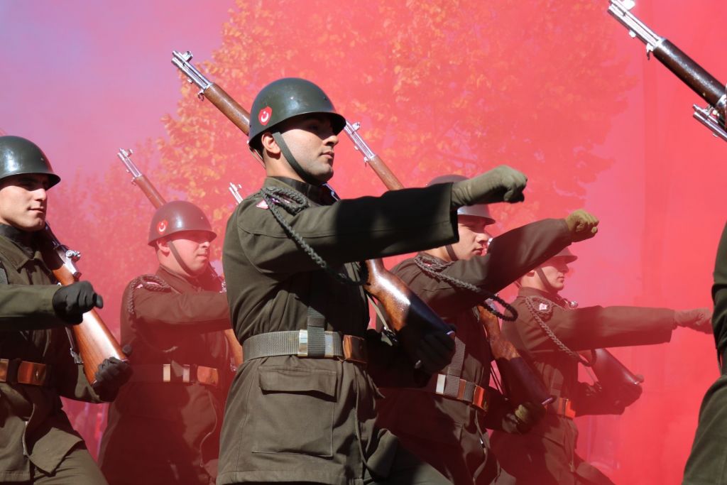 KOMANDOLAR MARŞLAR VE AYAK SESLERİYLE CADDEYİ İNLETTİ