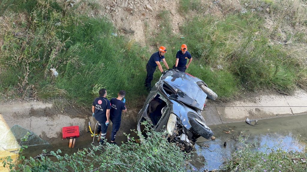 KONTROLDEN ÇIKAN ARAÇ KÖPRÜDEN  UÇTU: 1 ÖLÜ, 1 YARALI