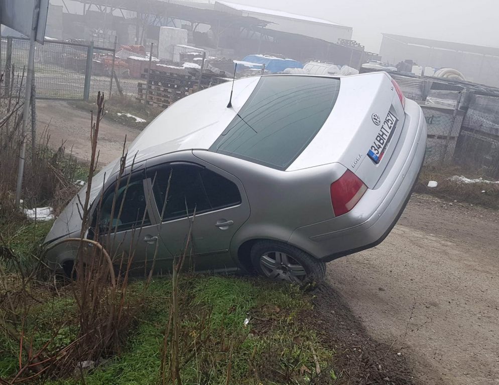 KONTROLDEN ÇIKAN OTOMOBİL ASKIDA KALDI