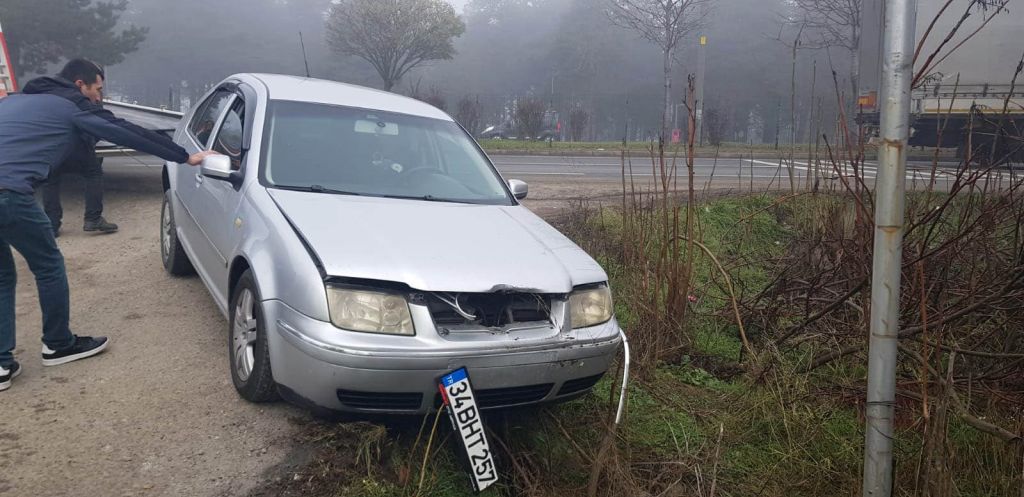KONTROLDEN ÇIKAN OTOMOBİL ASKIDA KALDI