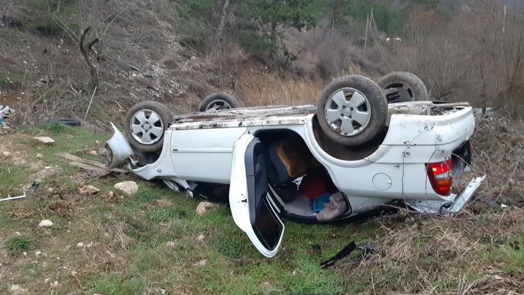 KONTROLDEN ÇIKAN OTOMOBİL ŞARAMPOLE YUVARLANDI: 1 YARALI