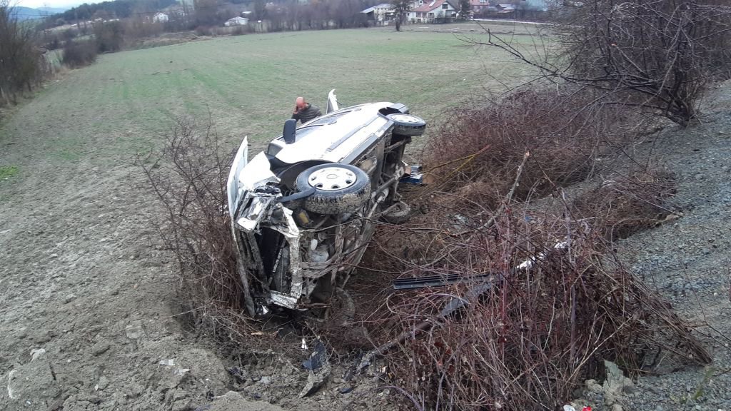 KONTROLDEN ÇIKAN OTOMOBİL ŞARAMPOLE YUVARLANDI: 2 YARALI
