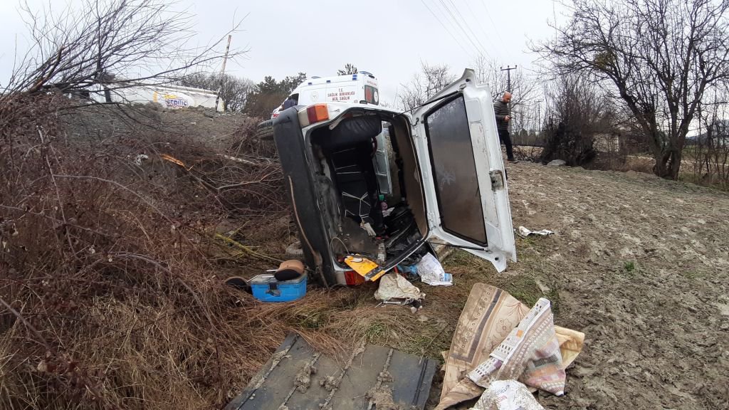 KONTROLDEN ÇIKAN OTOMOBİL ŞARAMPOLE YUVARLANDI: 2 YARALI