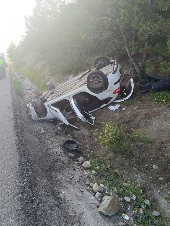 KONTROLDEN ÇIKAN OTOMOBİL TAKLA ATTI: 3 YARALI