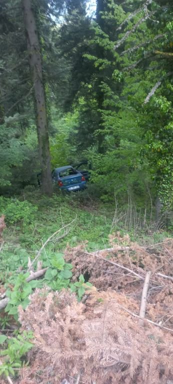 KONTROLDEN ÇIKAN OTOMOBİL UÇURUMA YUVARLANDI: 2 YARALI