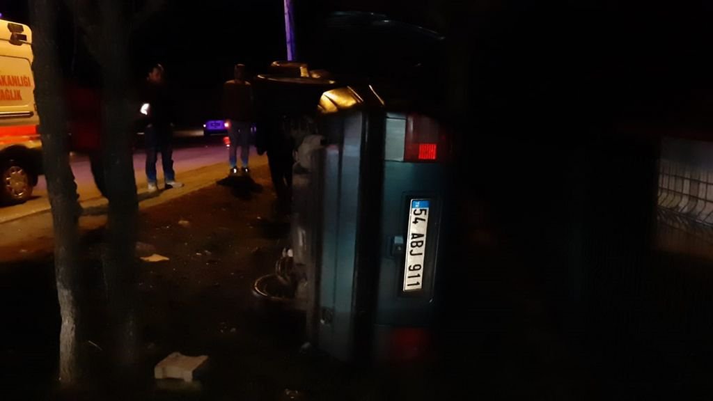 KONTROLDEN ÇIKAN OTOMOBİL YAN YATTI: 2 YARALI