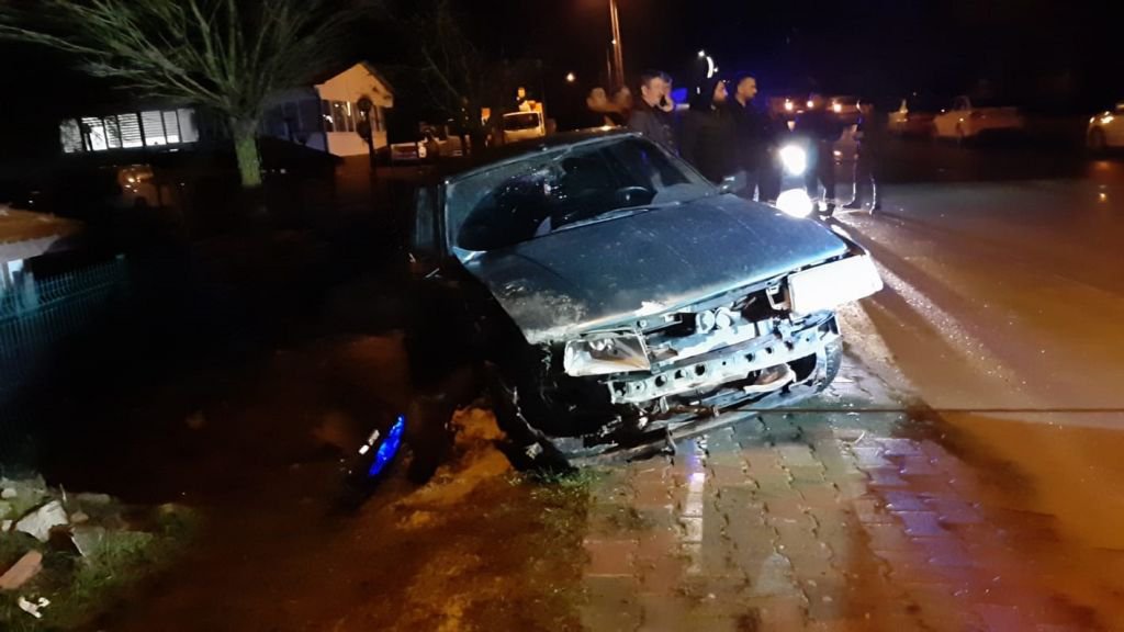 KONTROLDEN ÇIKAN OTOMOBİL YAN YATTI: 2 YARALI