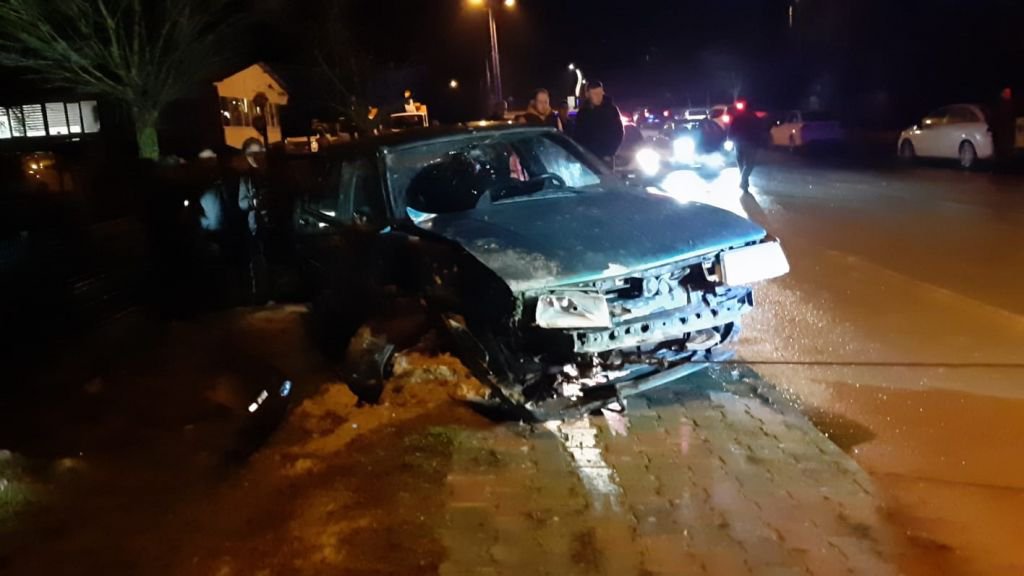 KONTROLDEN ÇIKAN OTOMOBİL YAN YATTI: 2 YARALI