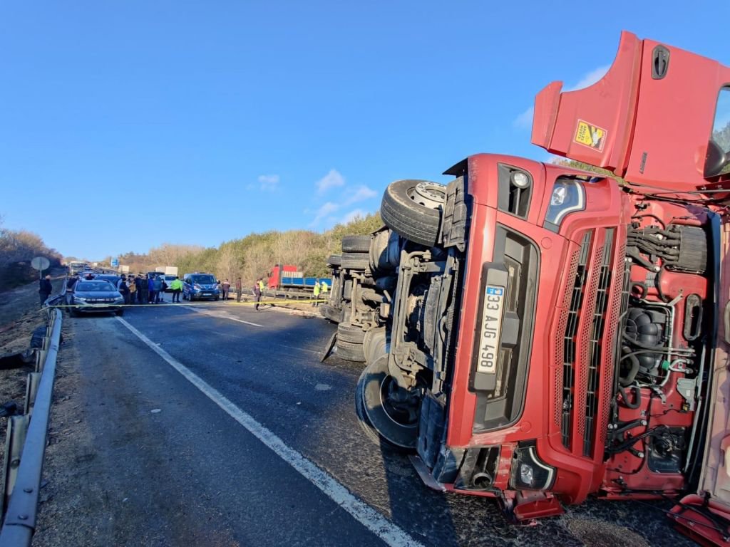 KONTROLDEN ÇIKAN TIR DEVRİLDİ: 1 YARALI