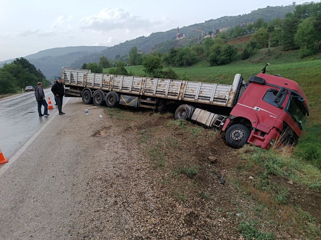 KONTROLDEN ÇIKAN TIR ŞARAMPOLE YUVARLANMAKTAN SON ANDA KURTULDU
