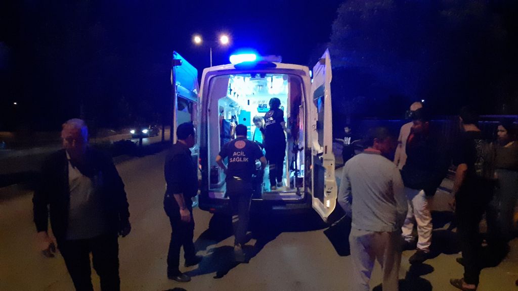 KÖPEĞE ÇARPAN MOTOSİKLET DEVRİLDİ, SÜRÜCÜ YARALANDI