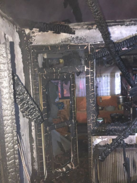 KÖY MUHTARINA AİT 2 KATLI EV ALEVLERE TESLİM OLDU