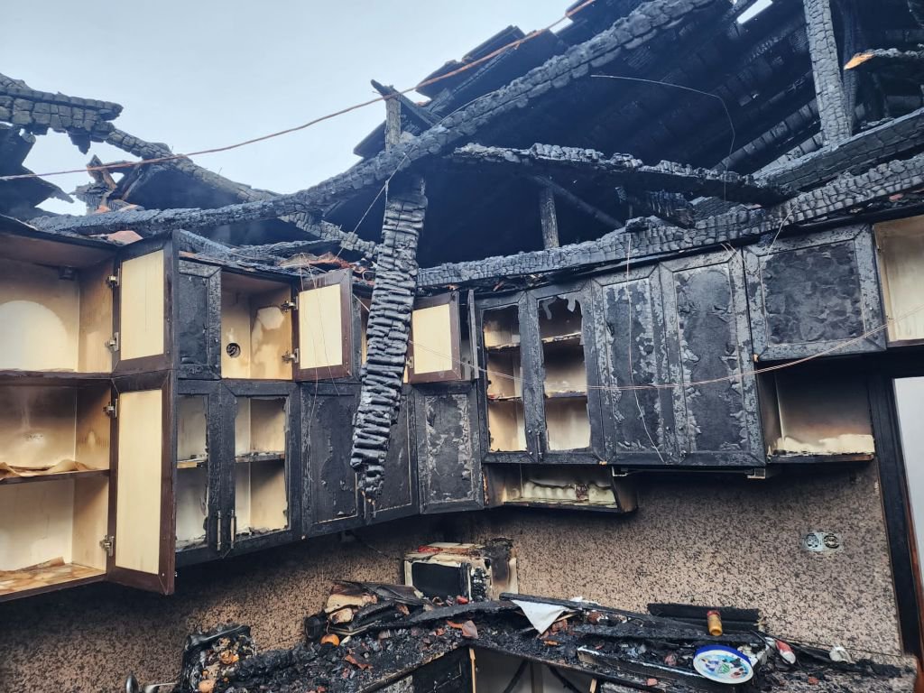 KÖY MUHTARINA AİT 2 KATLI EV ALEVLERE TESLİM OLDU