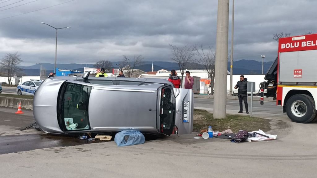 MİNİBÜSLE ÇARPIŞAN OTOMOBİL YAN YATTI:1 YARALI