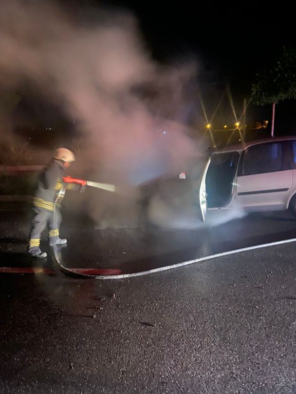 MOTOR KISMINDAN  ALEV ALAN OTOMOBİL KÜLE DÖNDÜ