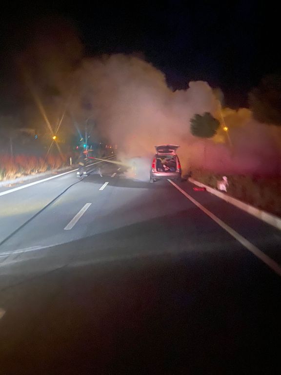 MOTOR KISMINDAN  ALEV ALAN OTOMOBİL KÜLE DÖNDÜ