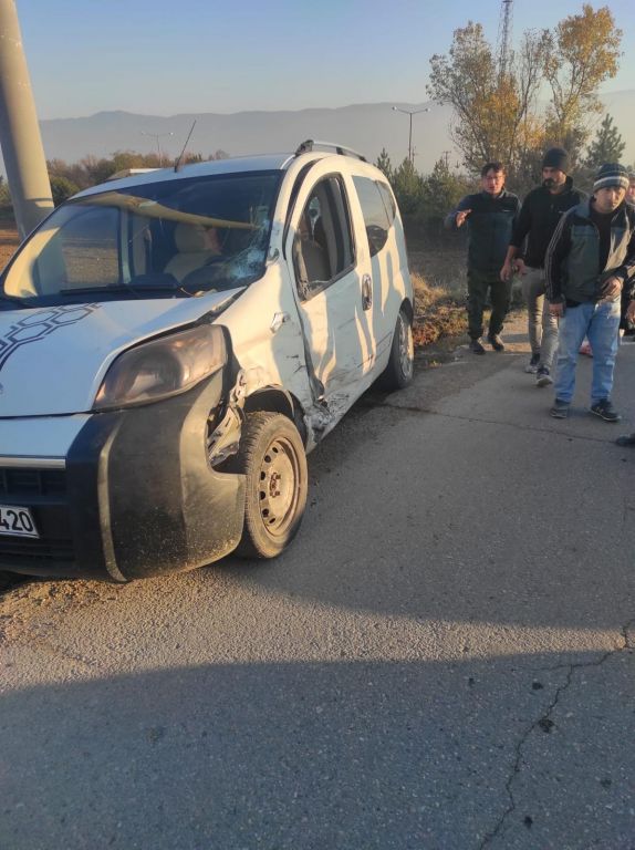 MOTOSİKLET İLE HAFİF TİCARİ ARAÇ ÇARPIŞTI: 1 YARALI