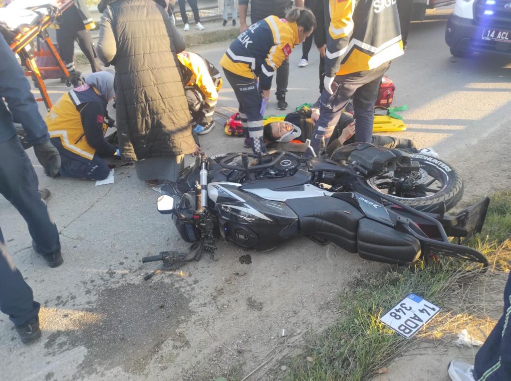 MOTOSİKLET İLE HAFİF TİCARİ ARAÇ ÇARPIŞTI: 1 YARALI