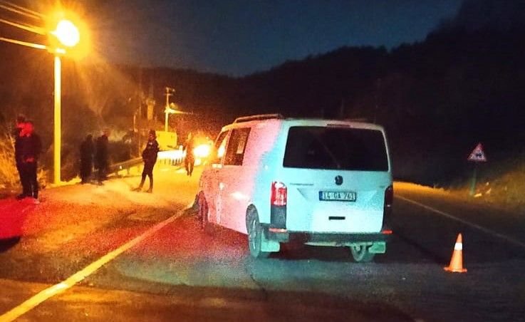 MOTOSİKLET İLE PANELVAN ÇARPIŞTI... ÖLÜMÜN EŞİĞİNDEN DÖNDÜLER