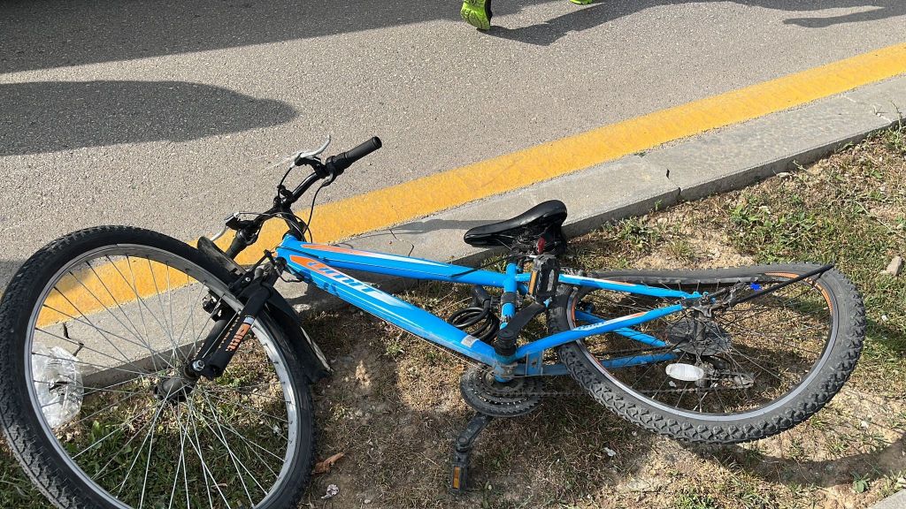 MOTOSİKLETLE BİSİKLET ÇARPIŞTI: 3 YARALI