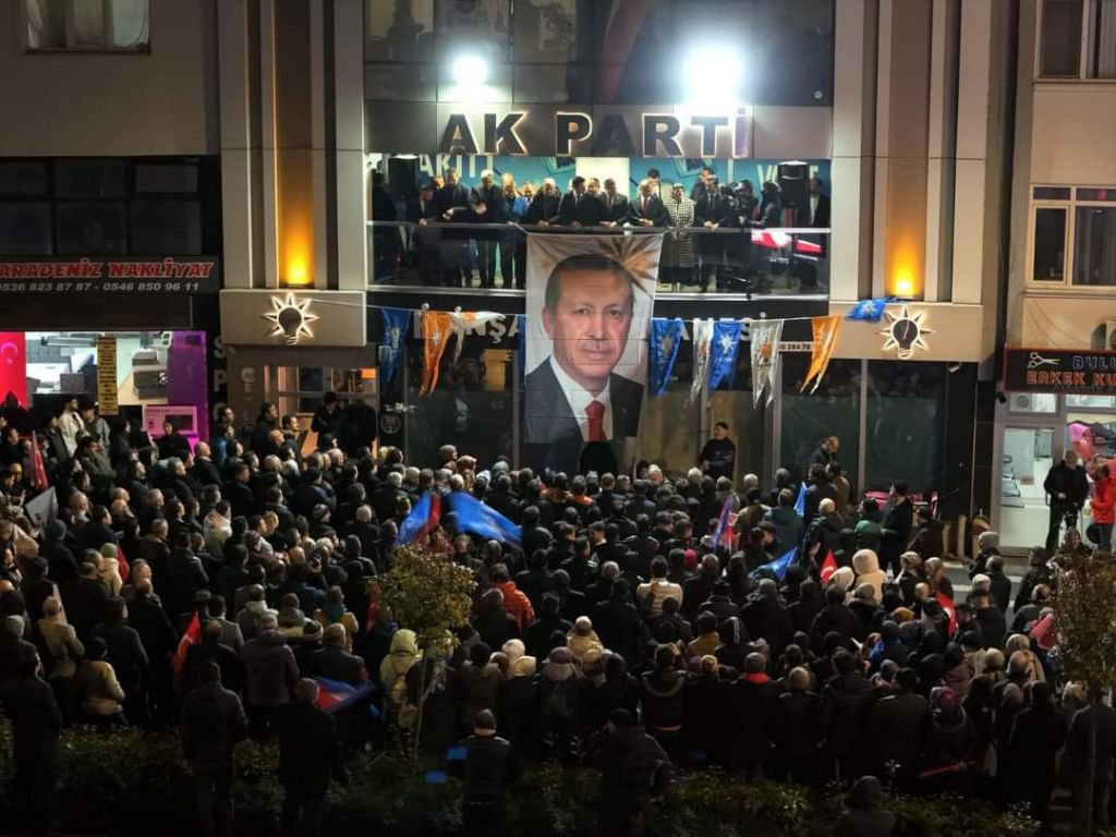 MUHAMMED HOCA İÇİN PARTİLİLER KENETLENDİ... PARTİ BİNASI ÖNÜNDE COŞKULU KARŞILAMA
