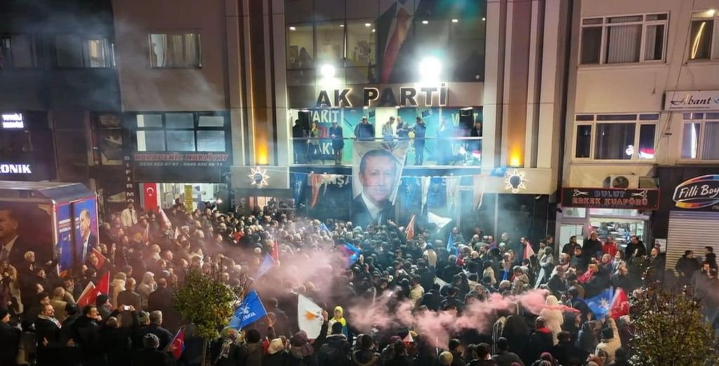 MUHAMMED HOCA İÇİN PARTİLİLER KENETLENDİ... PARTİ BİNASI ÖNÜNDE COŞKULU KARŞILAMA