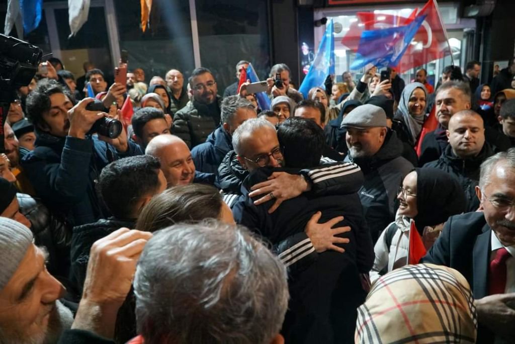 MUHAMMED HOCA İÇİN PARTİLİLER KENETLENDİ... PARTİ BİNASI ÖNÜNDE COŞKULU KARŞILAMA