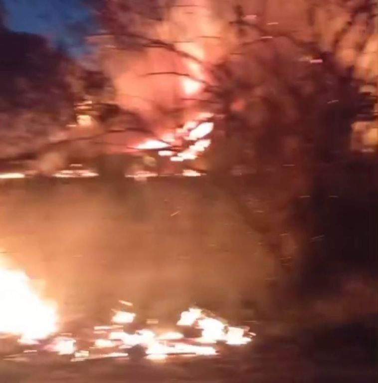 ODUNLUKTA ÇIKAN YANGININ ALEVLERİ GECEYİ AYDINLATTI