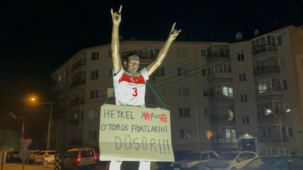 ÖĞRENCİ  İSYAN  BAYRAĞINI  AÇTI