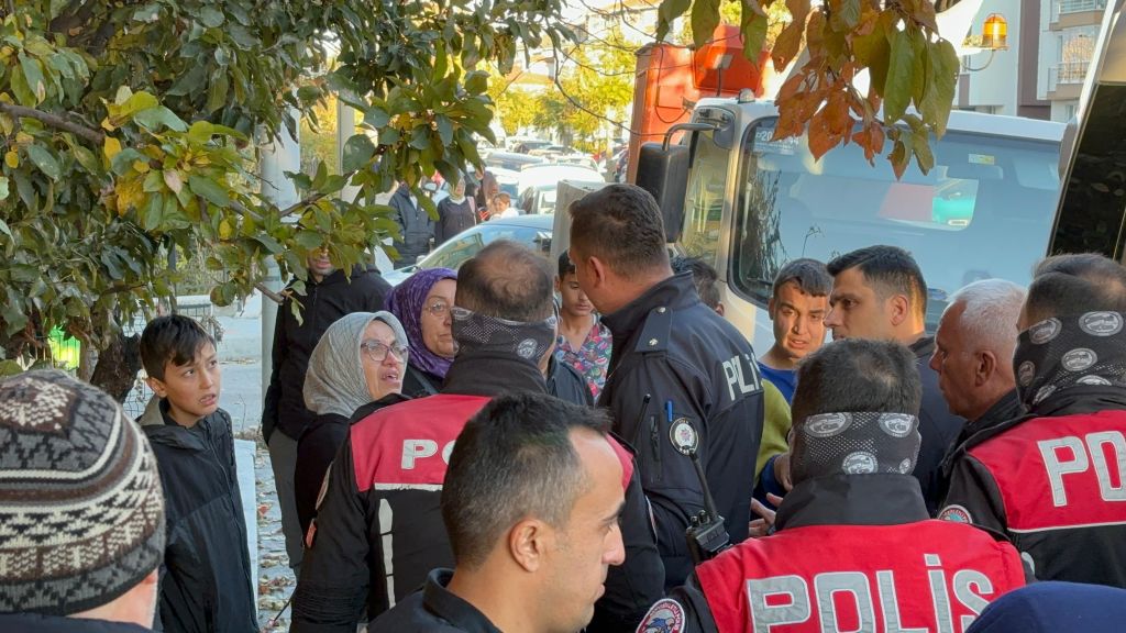 OTİZMLİ ÇOCUK  EVİ YAKTI