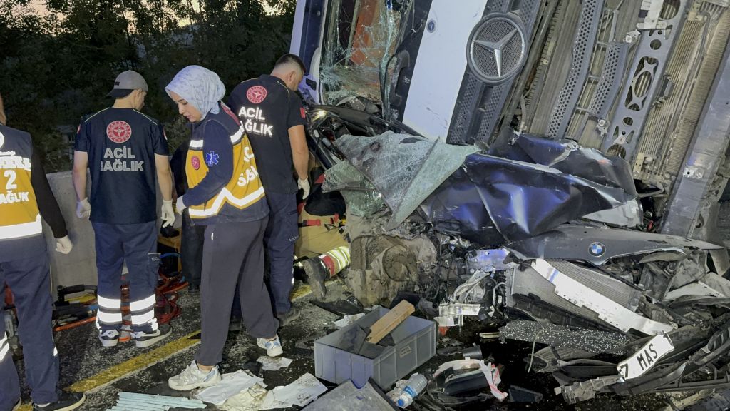 OTOBÜS VE OTOMOBİLE ÇARPAN TIR, BİR BAŞKA OTOMOBİLİN  ÜZERİNE DEVRİLDİ... 1 YARALI