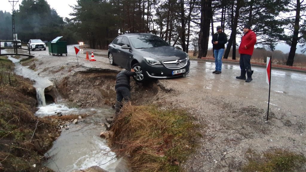 OTOMOBİL AZ KALSIN DEVRİLİYORDU...