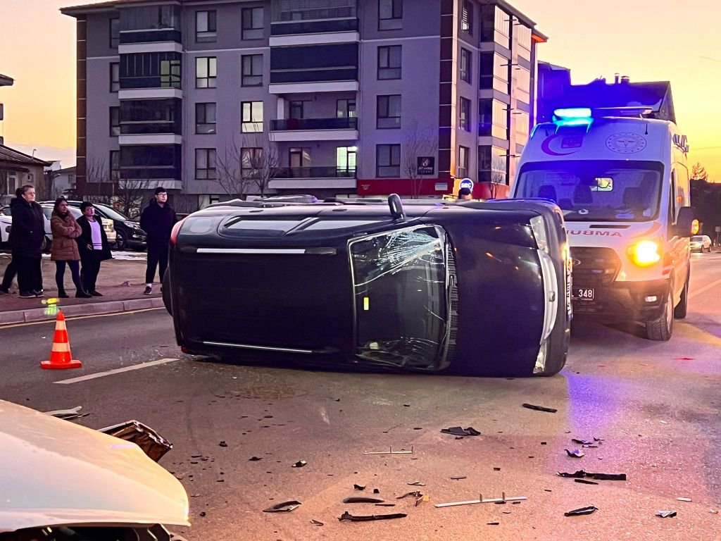 OTOMOBİL İLE ÇARPIŞAN CİP DEVRİLDİ: 2 YARALI