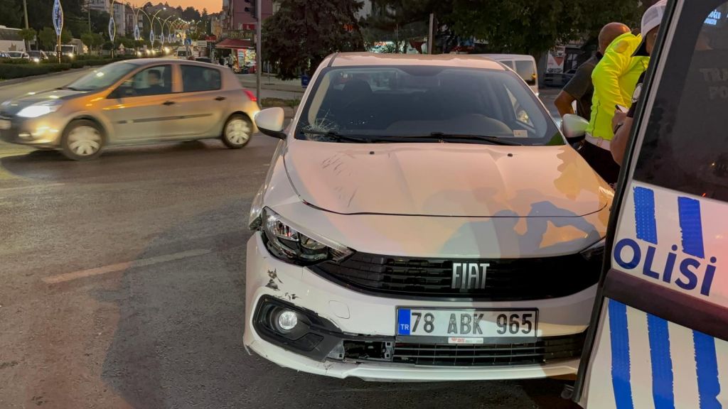 OTOMOBİL İLE ELEKTRİKLİ BİSİKLET ÇARPIŞTI: 1’İ ÇOCUK 2 YARALI