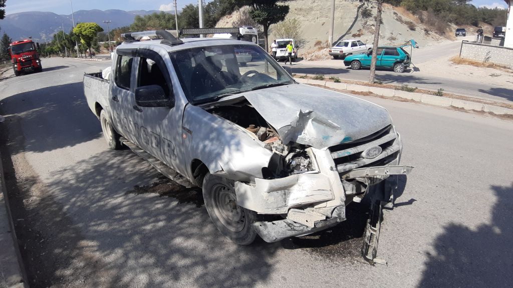 OTOMOBİL İLE PİKAP ÇARPIŞTI: 1 YARALI