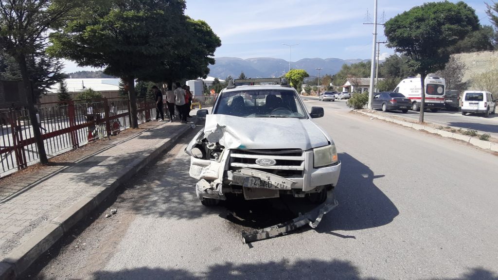 OTOMOBİL İLE PİKAP ÇARPIŞTI: 1 YARALI