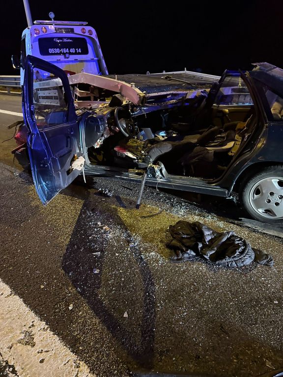 OTOMOBİL KAĞIT GİBİ EZİLDİ: 2 ÖLÜ, 1 YARALI