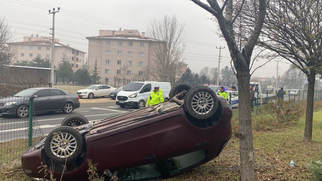 OTOMOBİL TAKLA  ATTI: BURUNLARI  BİLE  KANAMADI