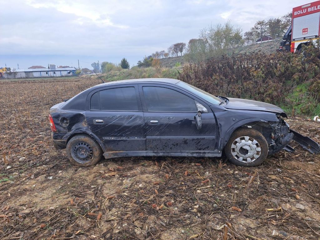 OTOMOBİL TARLAYA UÇTU: 1 YARALI