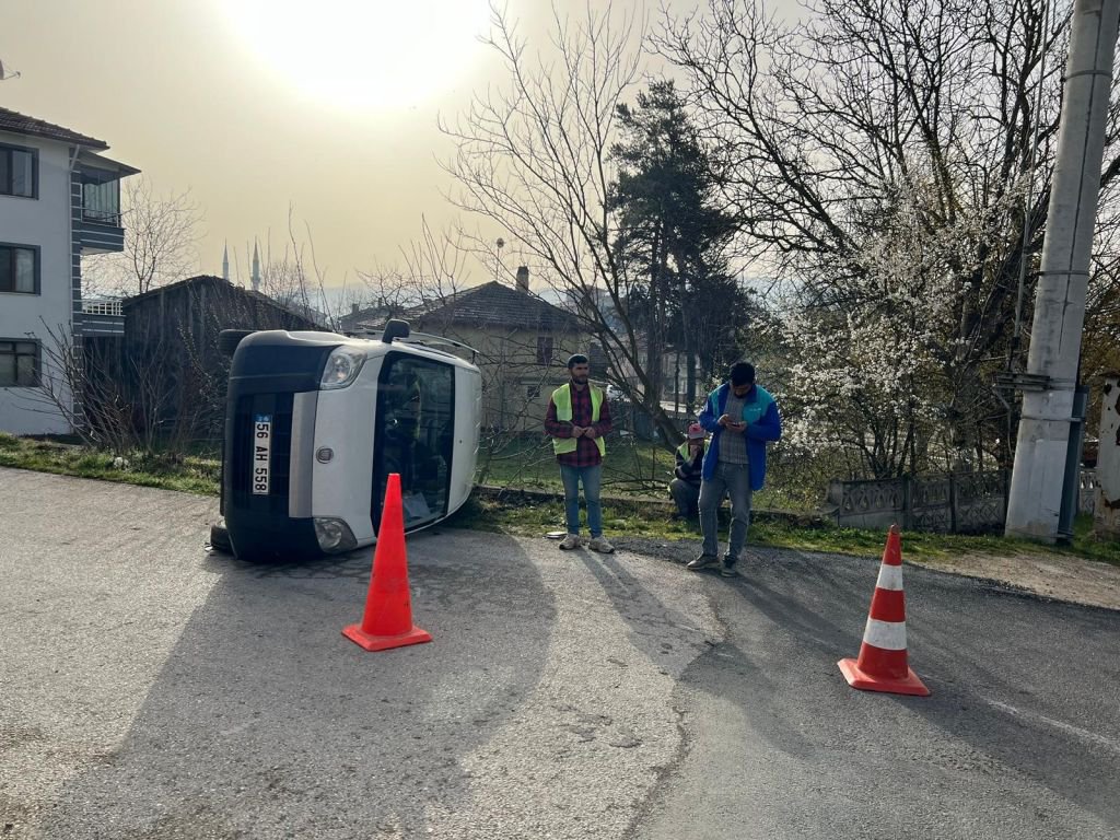 OTOMOBİLLE ÇARPIŞAN HAFİF TİCARİ ARAÇ DEVRİLDİ... 1 YARALI