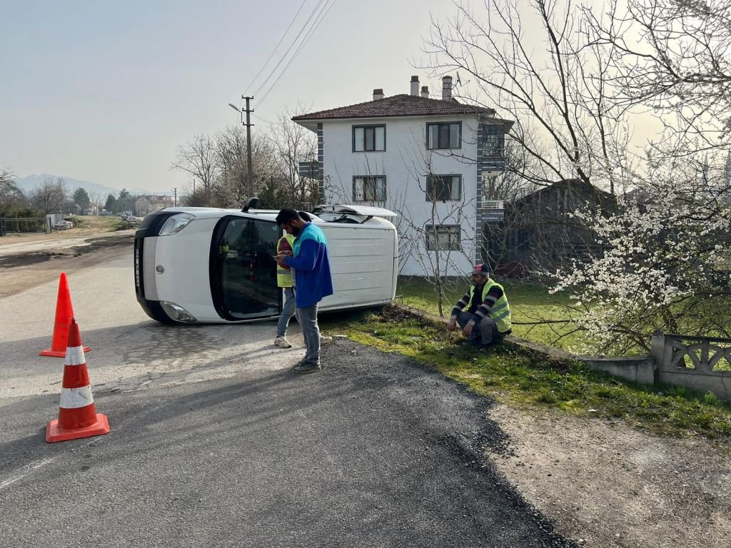 OTOMOBİLLE ÇARPIŞAN HAFİF TİCARİ ARAÇ DEVRİLDİ... 1 YARALI