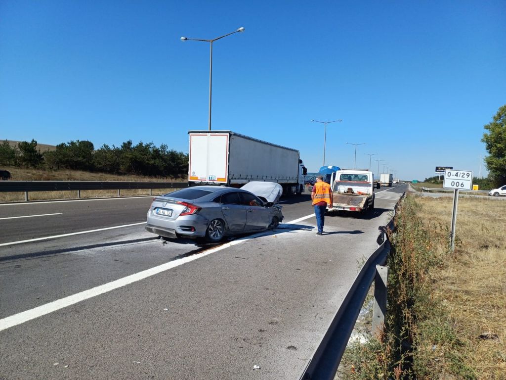 OTOYOLDA 2 OTOMOBİL ÇARPIŞTI: 3 YARALI