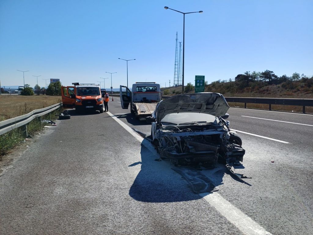 OTOYOLDA 2 OTOMOBİL ÇARPIŞTI: 3 YARALI