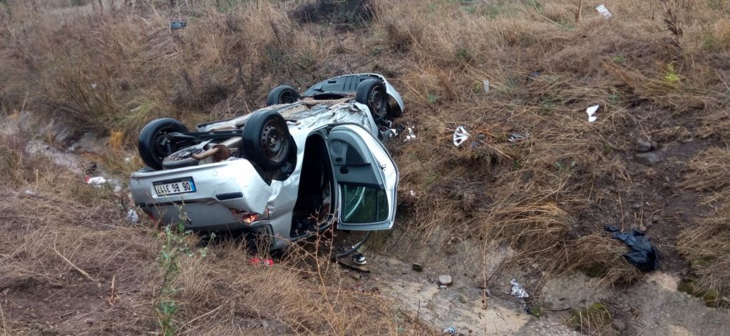 OTOYOLDA 3 ARAÇ BİRBİRİNE GİRDİ... OTOMOBİL SU KANALINA UÇTU: 6 YARALI