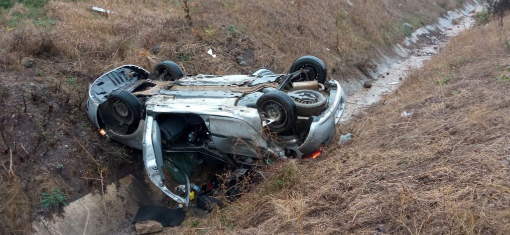 OTOYOLDA 3 ARAÇ BİRBİRİNE GİRDİ... OTOMOBİL SU KANALINA UÇTU: 6 YARALI