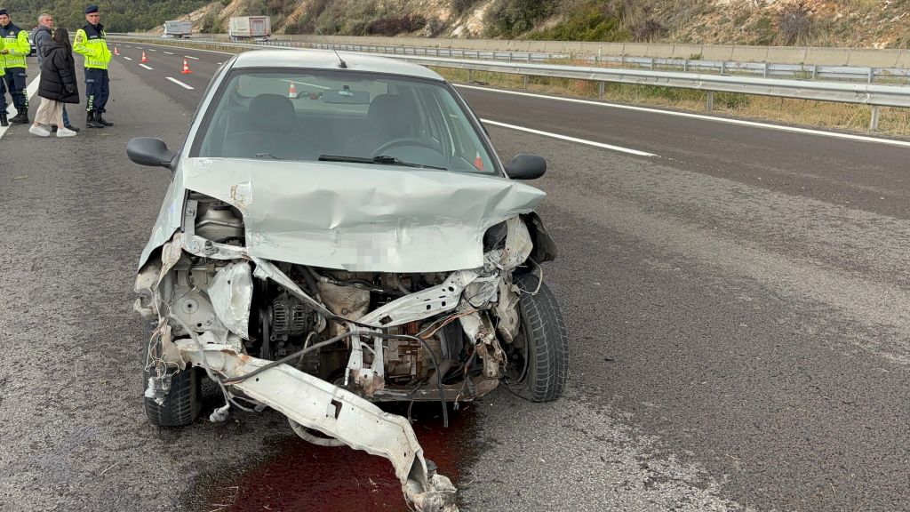 OTOYOLDA BARİYERLERE ÇARPARAK 30 METRE SÜRÜKLENDİ